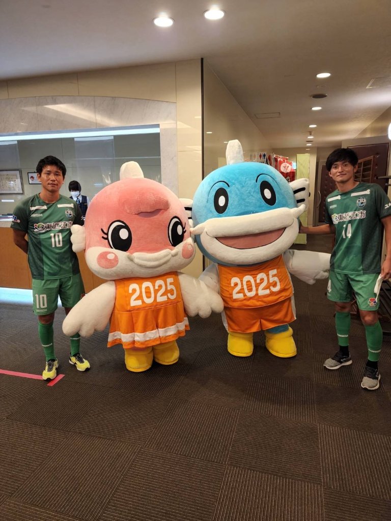 国スポ障スポマスコットのキャッフィー・チャッフィーと共に。左から嘉茂良悟選手、チャッフィー、キャッフィー、國領一平選手
